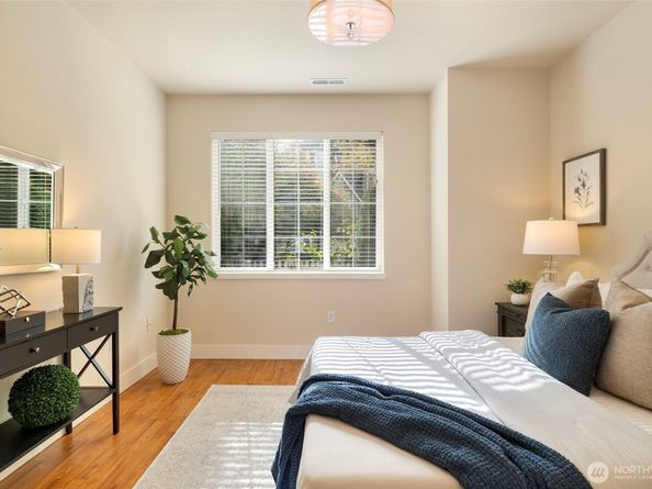 18247 NE 96th Way 101, Redmond WA 98052