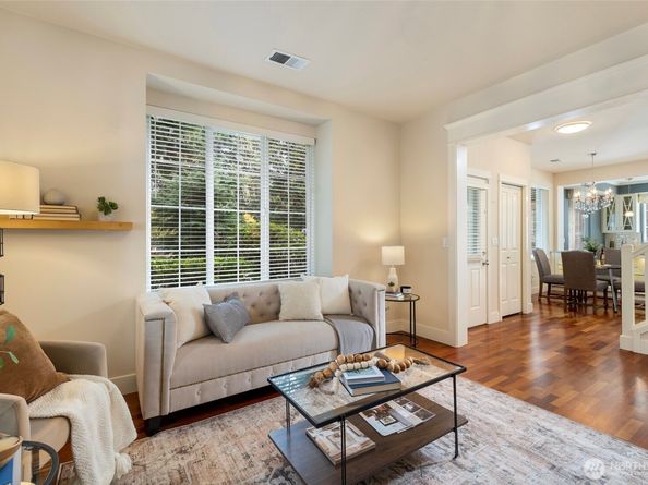 18247 NE 96th Way 101, Redmond WA 98052