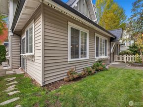 18247 NE 96th Way 101, Redmond WA 98052