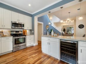 18247 NE 96th Way 101, Redmond WA 98052