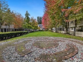 18247 NE 96th Way 101, Redmond WA 98052