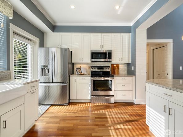 18247 NE 96th Way 101, Redmond WA 98052