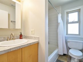 812 N 42nd Street 301, Seattle WA 98103