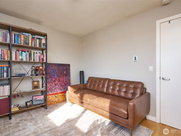 812 N 42nd Street 301, Seattle WA 98103