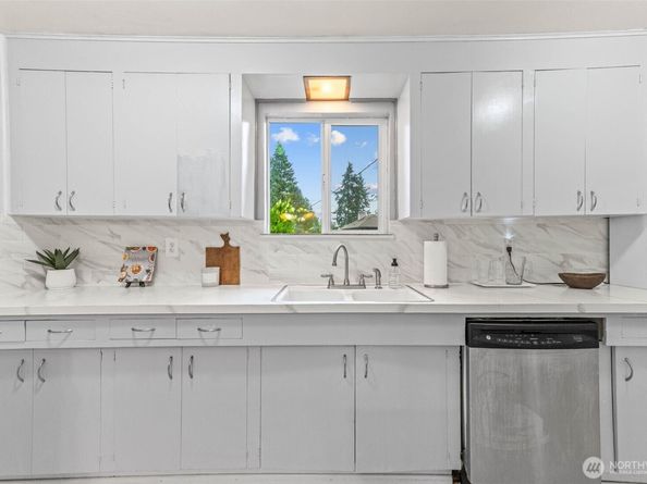 17025 32nd Avenue NE, Lake Forest Park WA 98155