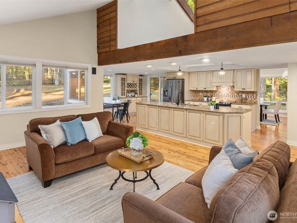 642 213th Place NE, Sammamish WA 98074