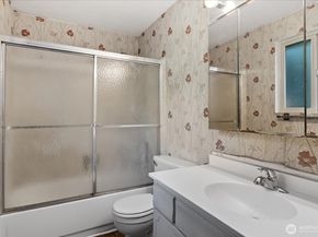 3320 NE 178th Street, Lake Forest Park WA 98155
