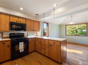 7044 18th Avenue NE, Seattle WA 98115