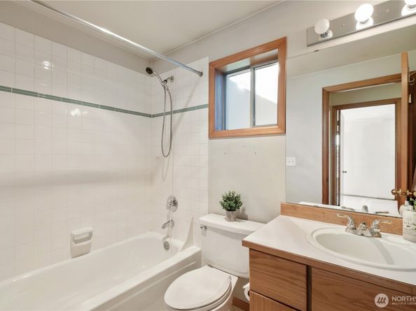 7044 18th Avenue NE, Seattle WA 98115