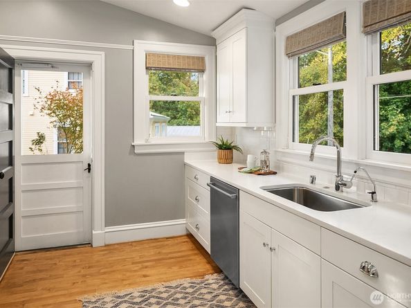 4422 Montana Circle W, Seattle WA 98199