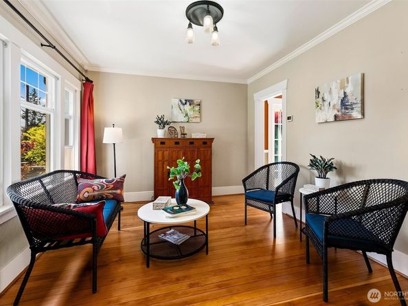 8403 32nd Avenue SW, Seattle WA 98126