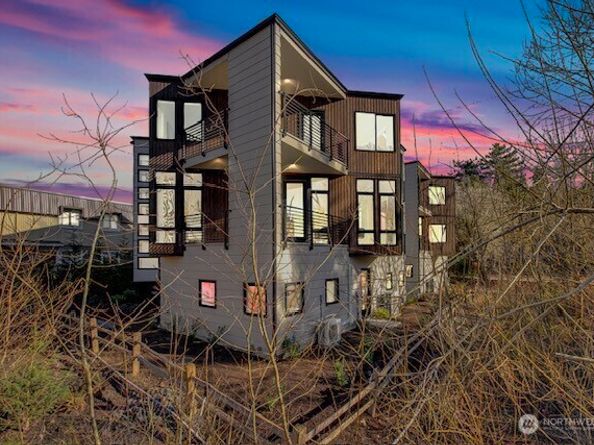 417 102nd Avenue SE, Bellevue WA 98004