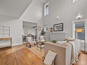 7532 9th Avenue NE, Seattle WA 98115