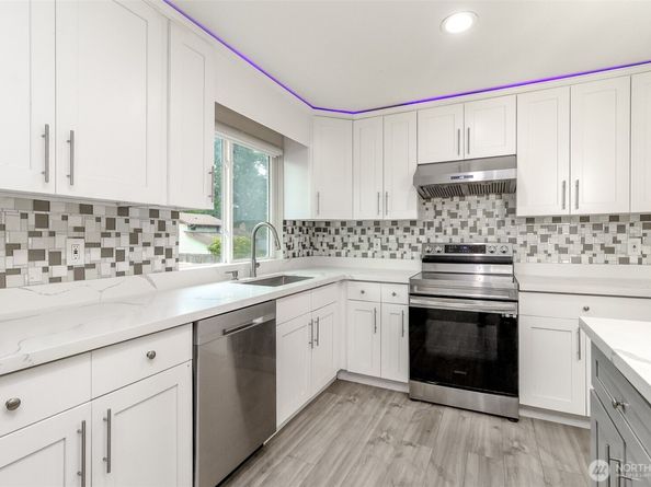 12725 Roosevelt Way NE, Seattle WA 98125