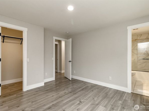 12725 Roosevelt Way NE, Seattle WA 98125