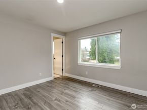 12725 Roosevelt Way NE, Seattle WA 98125