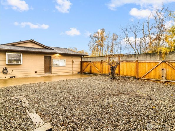302 1st Avenue E, Pacific WA 98047