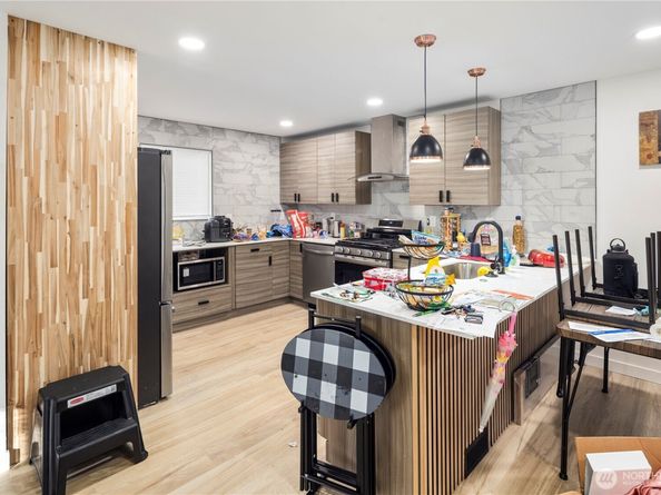 900 NE 105th St, Seattle WA 98125