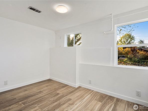 900 NE 105th St, Seattle WA 98125