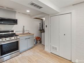 900 NE 105th St, Seattle WA 98125