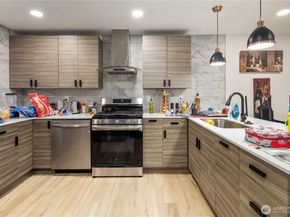 900 NE 105th St, Seattle WA 98125