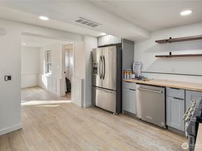 900 NE 105th St, Seattle WA 98125