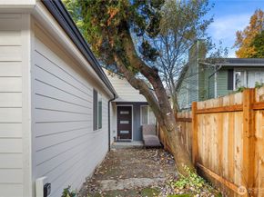 900 NE 105th St, Seattle WA 98125