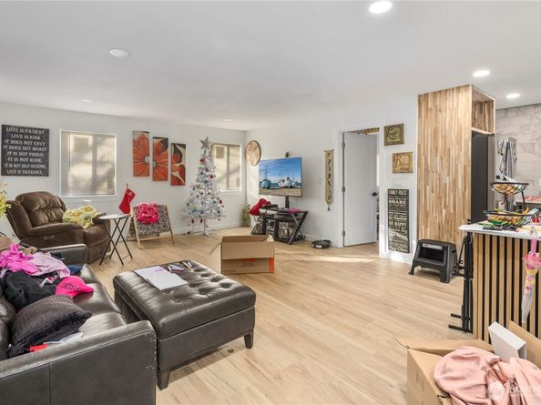 900 NE 105th St, Seattle WA 98125