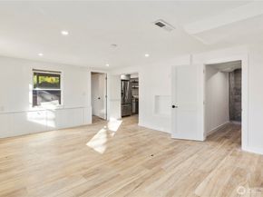 900 NE 105th St, Seattle WA 98125