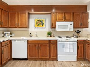 1071 4th Avenue S 302, Edmonds WA 98020