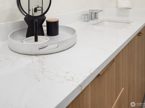 2018 Fairview Avenue E B, Seattle WA 98102