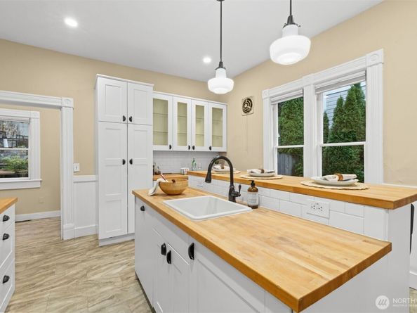 2016 14th Avenue W, Seattle WA 98119