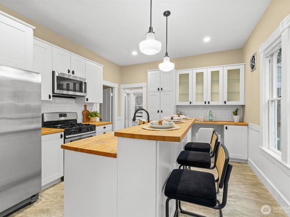 2016 14th Avenue W, Seattle WA 98119