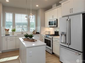 19264 NE 69th Circle 103, Redmond WA 98052