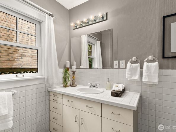 615 36th Avenue, Seattle WA 98122