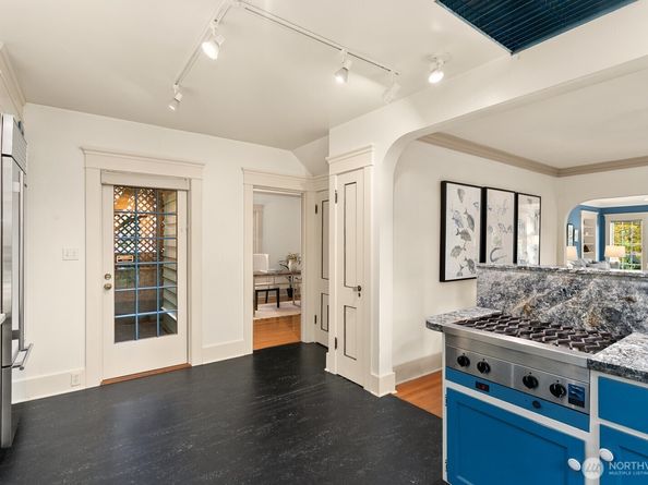 615 36th Avenue, Seattle WA 98122