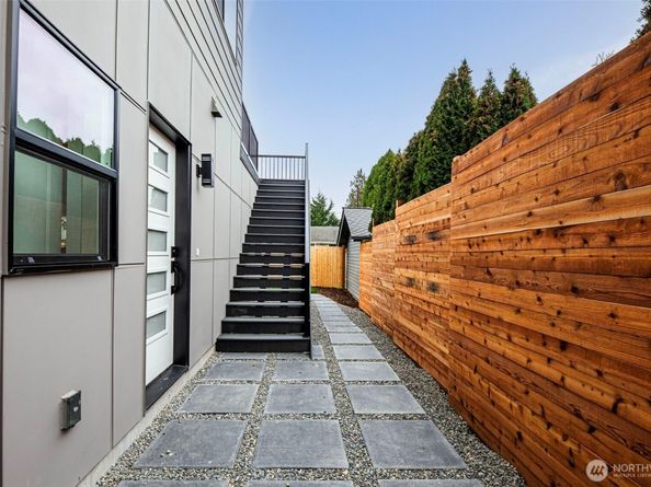 329 N 103rd Street, Seattle WA 98133