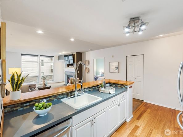 3221 SW Avalon Way 413, Seattle WA 98126