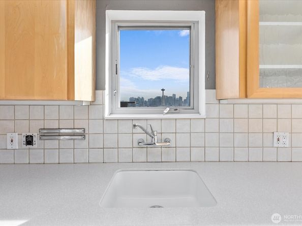 530 W Olympic Place 301, Seattle WA 98119