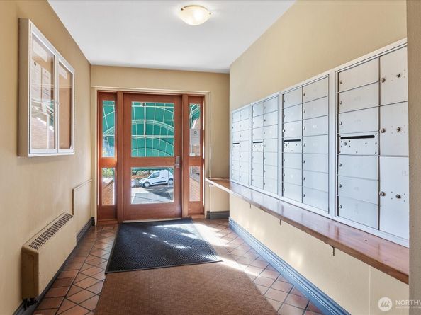 530 W Olympic Place 301, Seattle WA 98119