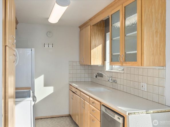 530 W Olympic Place 301, Seattle WA 98119