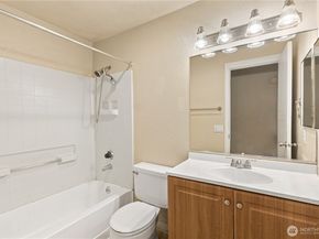 16817 Larch Way F206, Lynnwood WA 98037