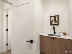 4421 2nd Avenue NE, Seattle WA 98105