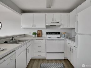 28610 16th Avenue S 303, Federal Way WA 98003