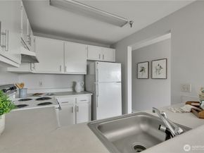 28610 16th Avenue S 303, Federal Way WA 98003