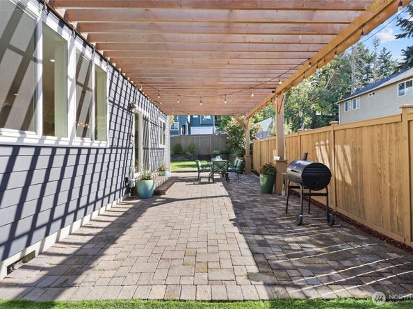 2211 SW 103rd Place, Seattle WA 98146