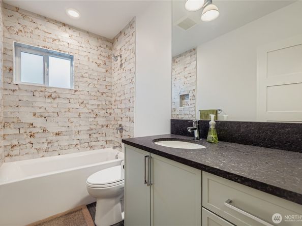 3649 Francis Avenue N A, Seattle WA 98103