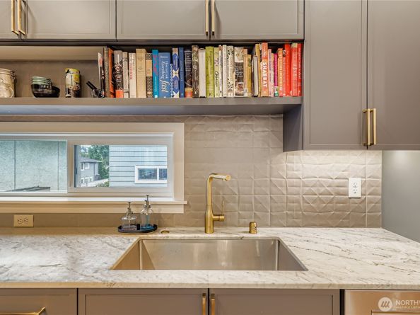 3649 Francis Avenue N A, Seattle WA 98103