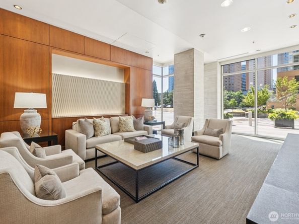 10650 NE 9th Place 521, Bellevue WA 98004