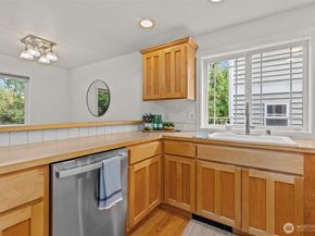 12311 Roosevelt Way NE B, Seattle WA 98125